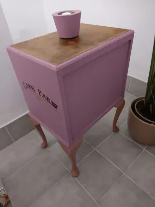 Mesita de noche vintage rosa