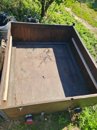 Remolque de madera y metal