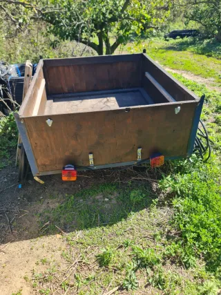 Remolque de madera y metal