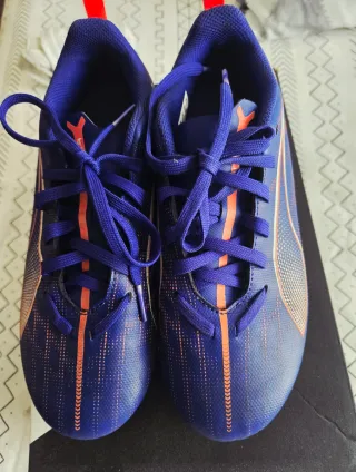 Botas de fútbol Puma azules y naranjas número 35