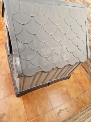 Caseta para perros de plástico gris