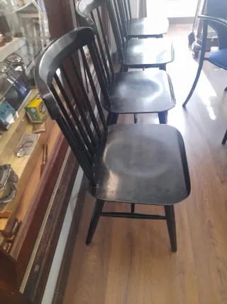 Sillas de madera negras