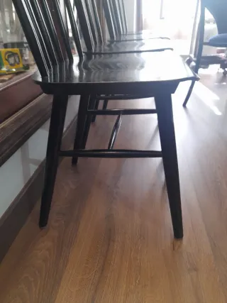 Sillas de madera negras