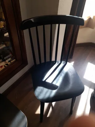 Sillas de madera negras