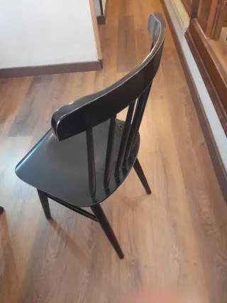 Sillas de madera negras