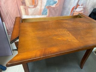 Escritorio de madera con cajones