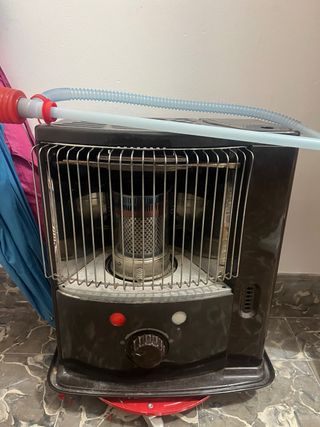 Estufa de parafina negra y roja