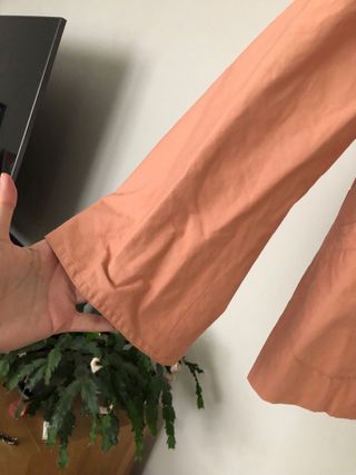 Trench Hoss Intropia cuello redondo coral