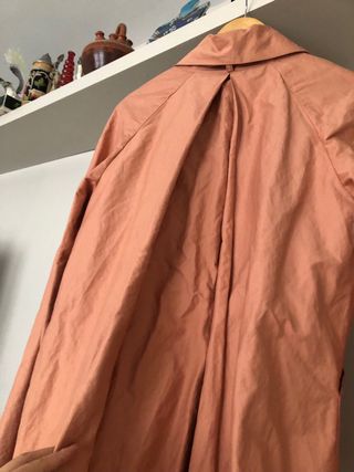 Trench Hoss Intropia cuello redondo coral