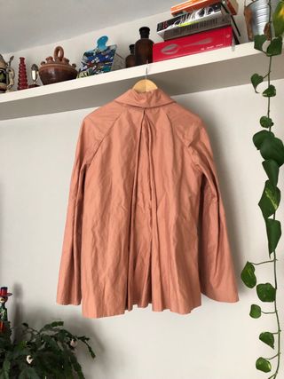 Trench Hoss Intropia cuello redondo coral