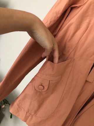 Trench Hoss Intropia cuello redondo coral