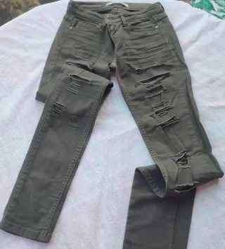Pantalón vaquero verde roto Stradivarius T.34