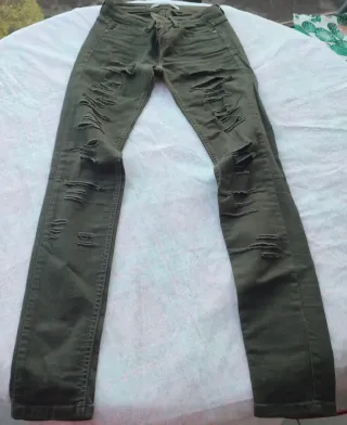 Pantalón vaquero verde roto Stradivarius T.34