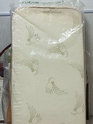 Colchón de cuna con estampado de ovejas