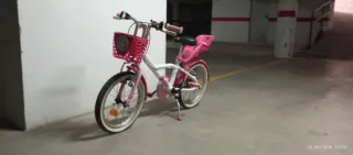 Bicicleta infantil B'TWIN 500 rosa 15" con cesta.