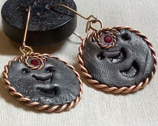 Pendientes artesanales en cobre y piel