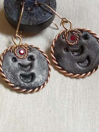 Pendientes artesanales en cobre y piel