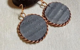 Pendientes artesanales en cobre y piel