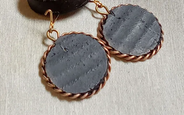 Pendientes artesanales en cobre y piel