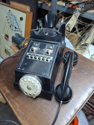 Teléfono antiguo de baquelita