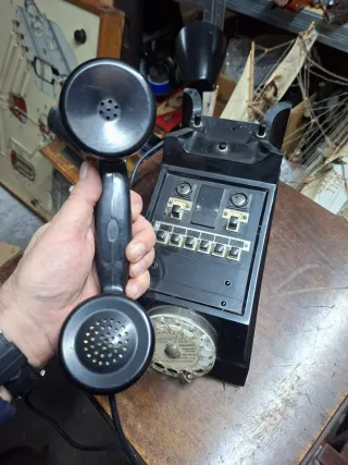 Teléfono antiguo de baquelita