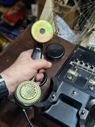 Teléfono antiguo de baquelita