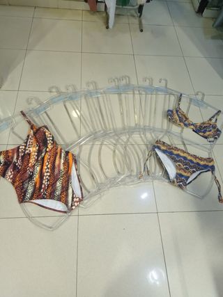 Perchas para bañador de plástico