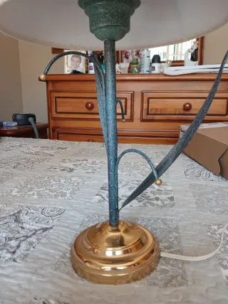 Lámpara de mesita de noche dorada y verde