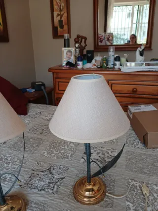 Lámpara de mesita de noche dorada y verde