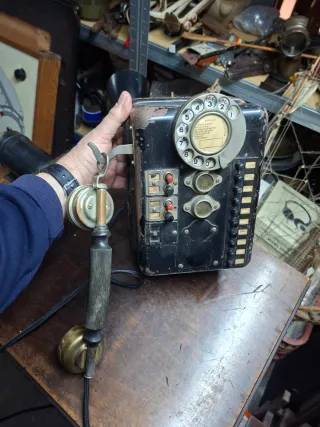 Teléfono antiguo mural