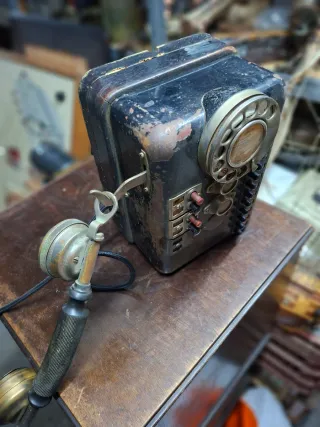 Teléfono antiguo mural