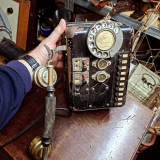 Teléfono antiguo mural