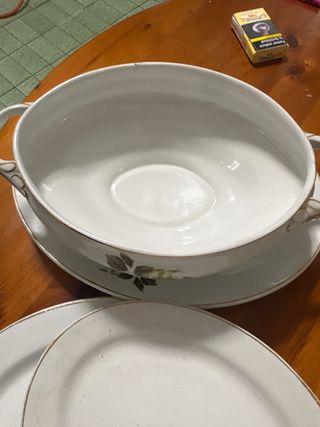 Sopera de porcelana con flores doradas