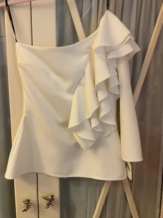 Blusa blanca con volantes