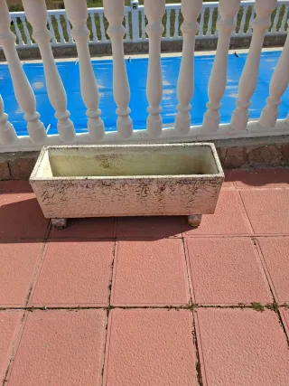 Jardinera de piedra beige