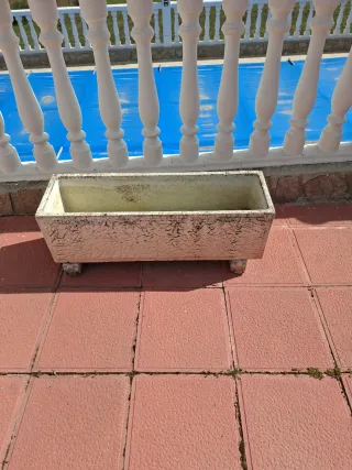 Jardinera de piedra beige