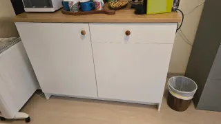 Mueble bajo blanco y madera