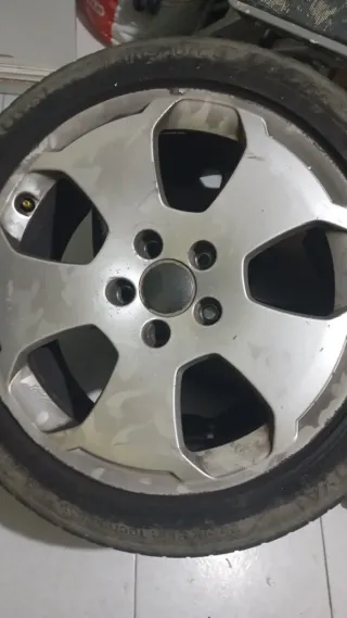 Llantas de aleación plateadas No tienen vida