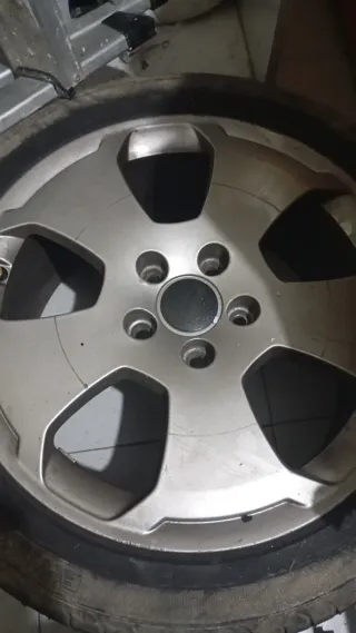 Llantas de aleación plateadas No tienen vida