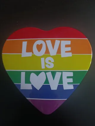 Caja metálica corazón arcoíris Love is Love