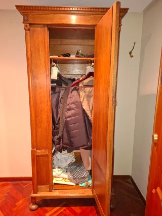 Armario antiguo de roble con espejo