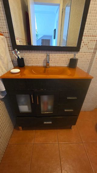 Espejo de baño con luz y mueble a conjunto