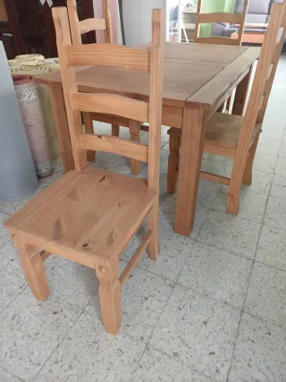 Mesa de comedor de madera