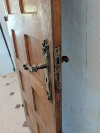 Puerta madera maciza antigua 1