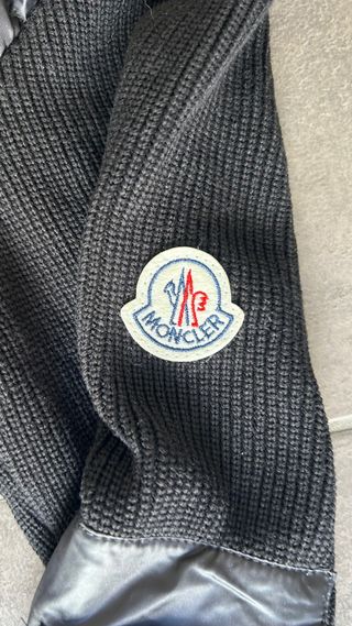 Cazadora Moncler Negra con Capucha