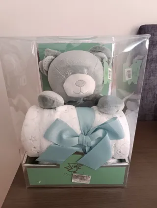 Osito peluche verdecon manta y lazo azul