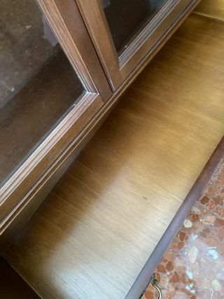 Vitrina de madera y cristal