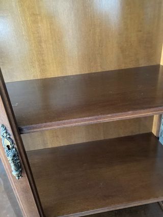 Vitrina de madera y cristal