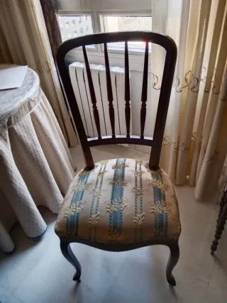 Silla de salón de madera y tela