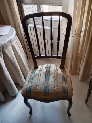 Silla de salón de madera y tela